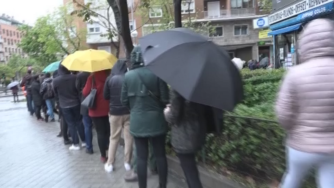 Las oficinas de Correos, colapsadas para depositar el voto del 28-A