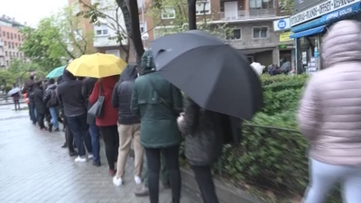 Las oficinas de Correos, colapsadas para depositar el voto del 28-A