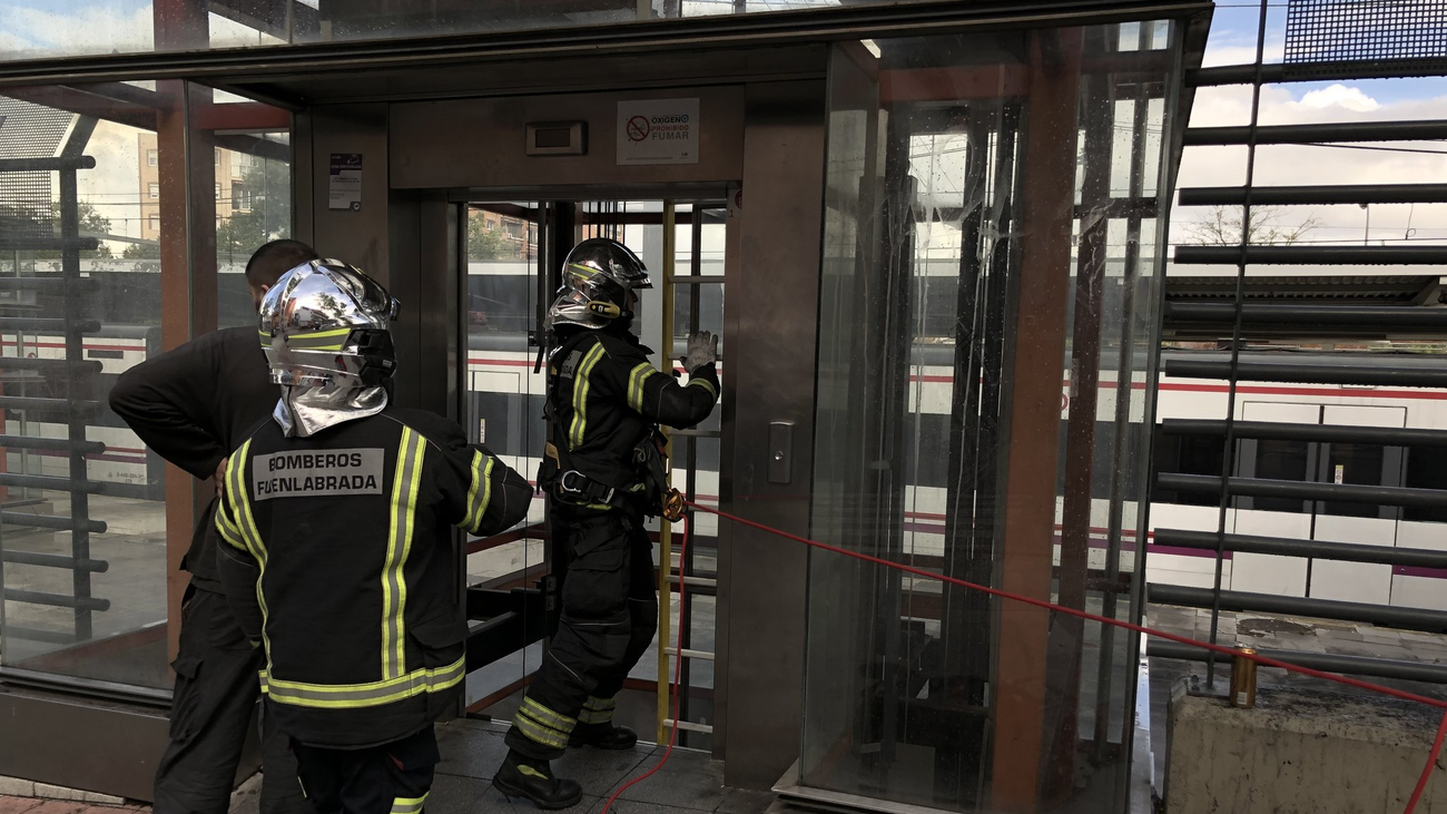Así rescataron en Fuenlabrada a seis personas atrapadas en un ascensor del Cercanías