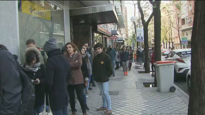Largas colas en Correos en Madrid para votar en las elecciones del 28-A