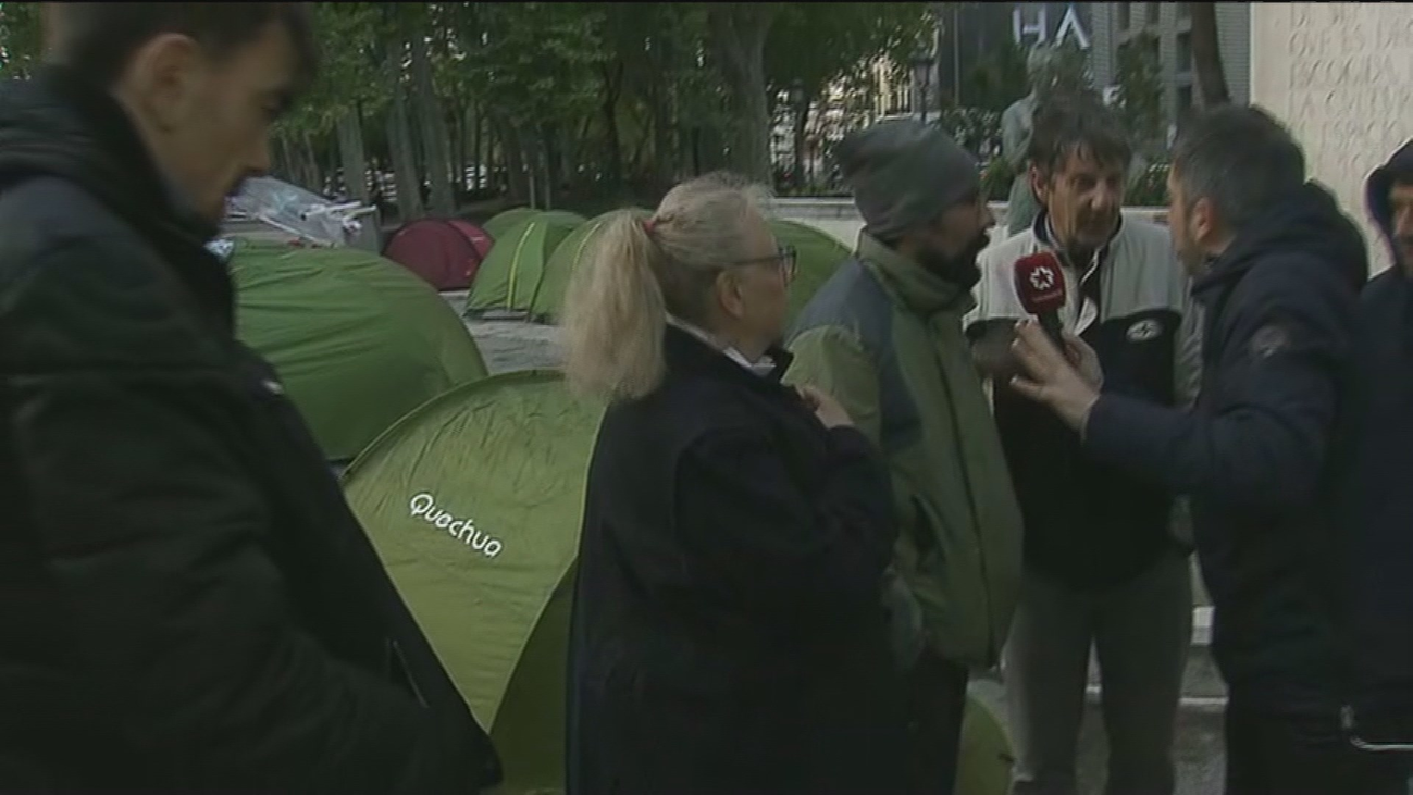 Personas sin techo acampan frente a Sanidad para reclamar soluciones a los partidos