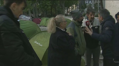 Personas sin techo acampan frente a Sanidad para reclamar soluciones a los partidos