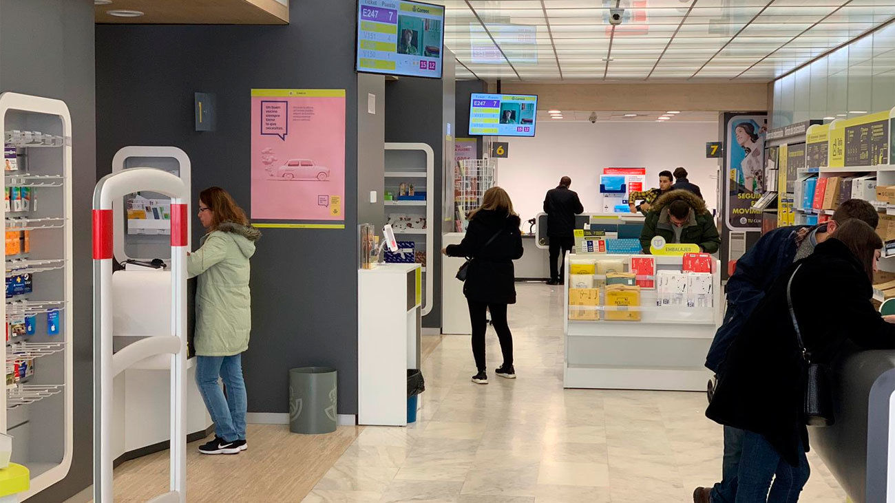 El subdirector de oficinas de Correos habla de las colas para entregar el voto