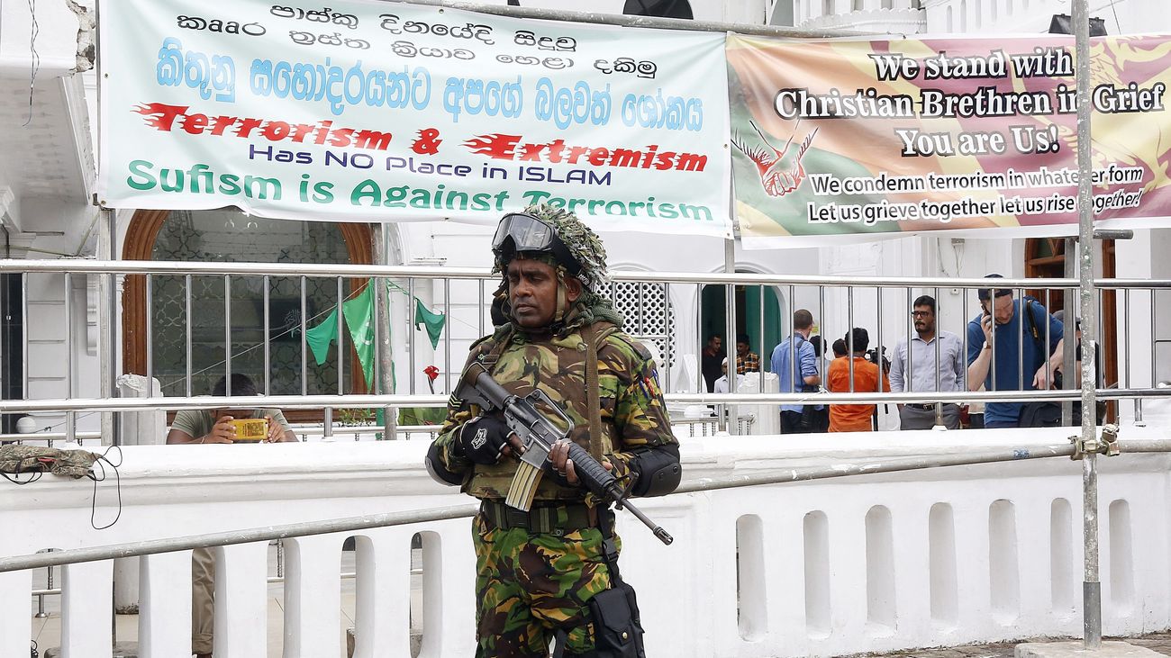 Agentes de las Fuerzas de Seguridad de Sri Lanka montan guardia en el exterior de la mezquita de Dawatagaha