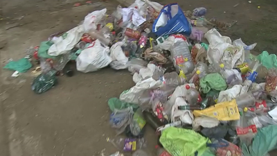 Limpian toneladas de basura tras el macrobotellón de San Cemento en la Politécnica de Madrid