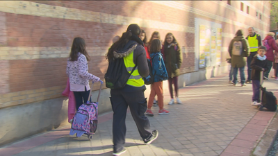 Al cole andando solo pero vigilado