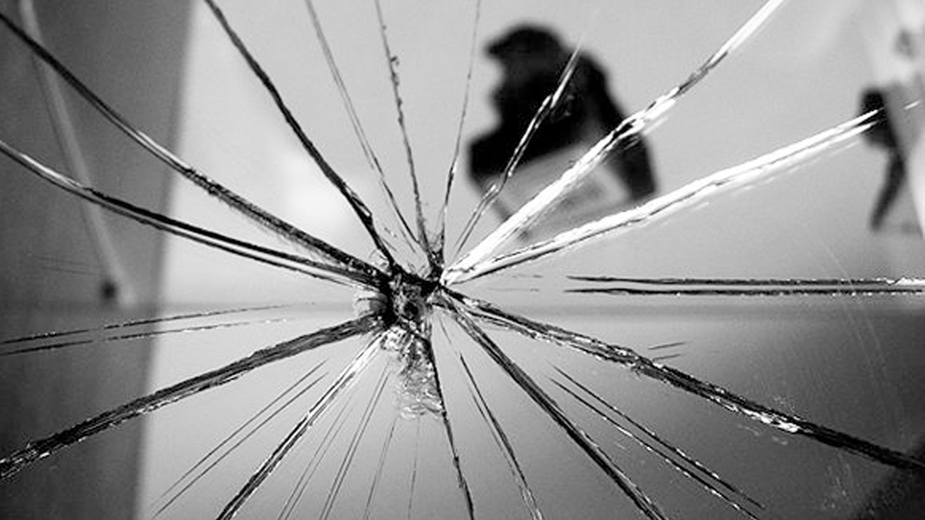 Почему разбитое зеркало. Разбитое зеркало. Треснутое зеркало. Разбитые зеркала. Трещина на зеркале.