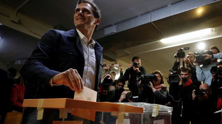 El líder de Ciudadanos, Albert Rivera, ejerce su derecho al voto este domingo en un colegio electoral de L'Hospitalet (Barcelona) / EFE