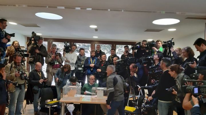 Expectación en el colegio electoral donde votará Pedro Sánchez / Captura