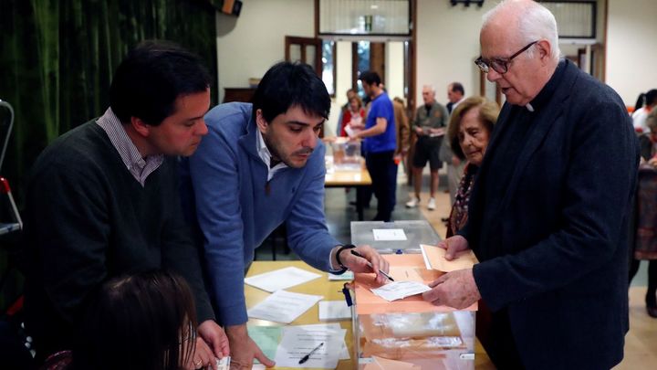n religioso ejerce su derecho al voto este domingo en una mesa del colegio electoral del Colegio Nuestra Señora del Pilar de Madrid / EFE