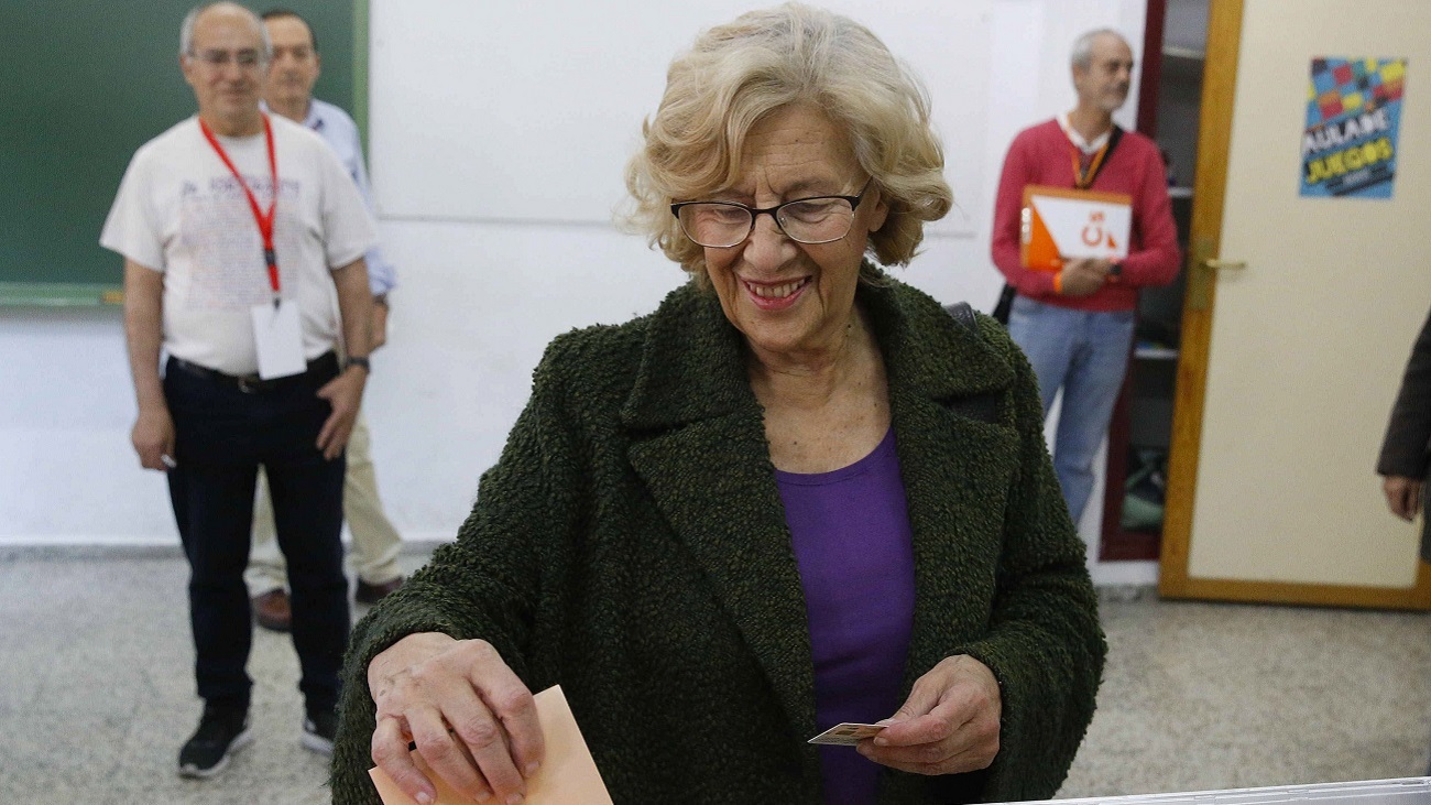 Manuela Carmena vota en el IES Conde Orgaz