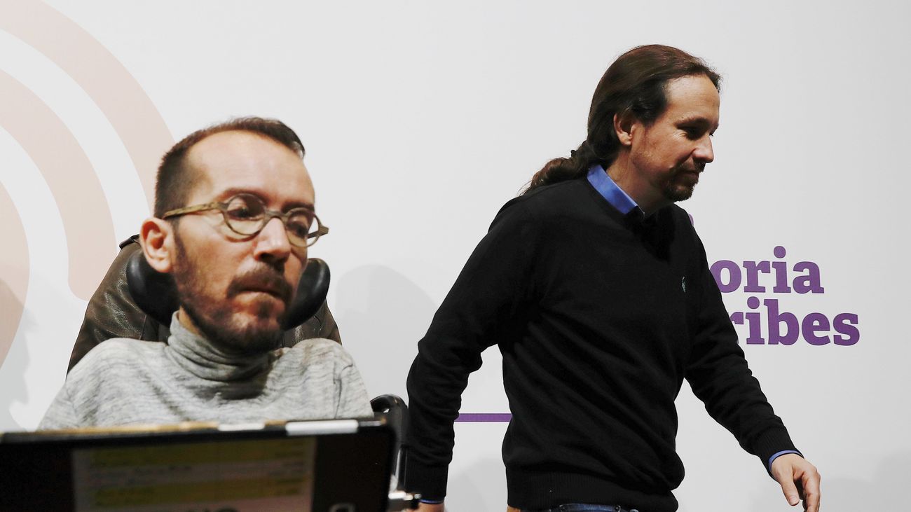 l candidato de Unidas Podemos, Pablo Iglesias (d), junto al secretario de Organización, Pablo Echenique
