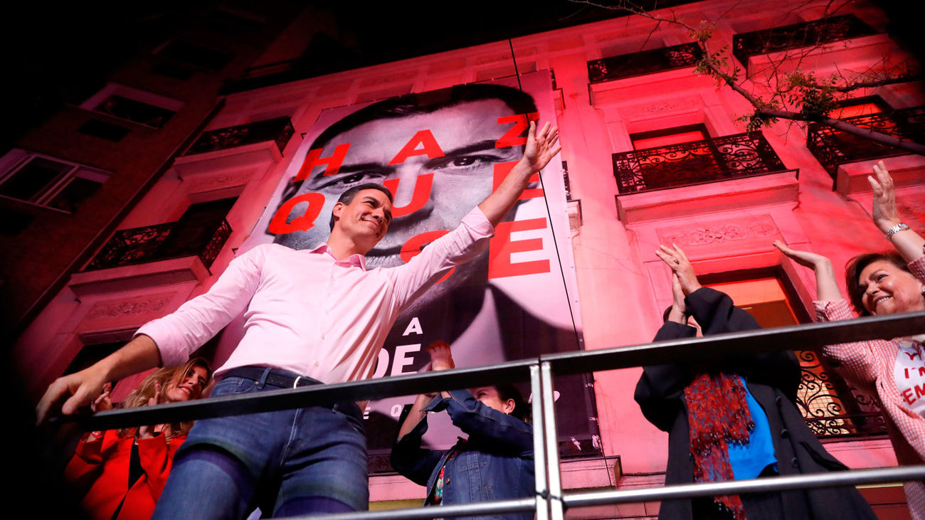 Pedro Sánchez, saludando a los simpatizantes socialistas en la sede del PSOE en la calle Ferraz