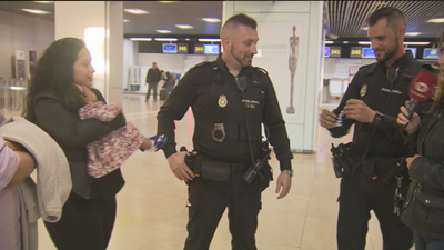 Dos policías salvan a una bebé de morir atragantada en Madrid en plena calle