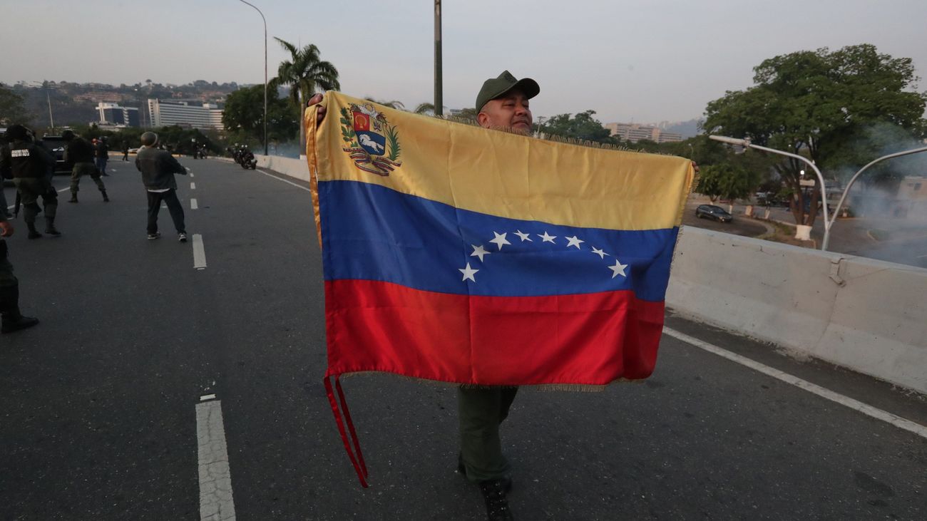 Un simpatizante de Juan Guaidó muestra la bandera venezolana