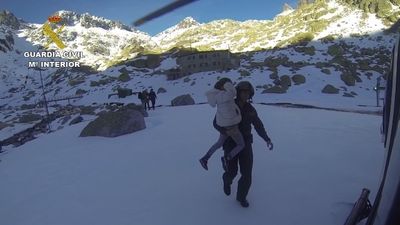 Rescatados en la Sierra de Gredos ocho excursionistas que sufrían la 'ceguera de las nieves'