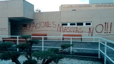Vandalismo en el tanatorio de Ciempozuelos con rotura de las instalaciones y pintadas