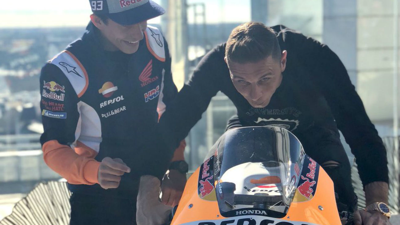 Márquez le enseña los secretos de su moto a Joaquín