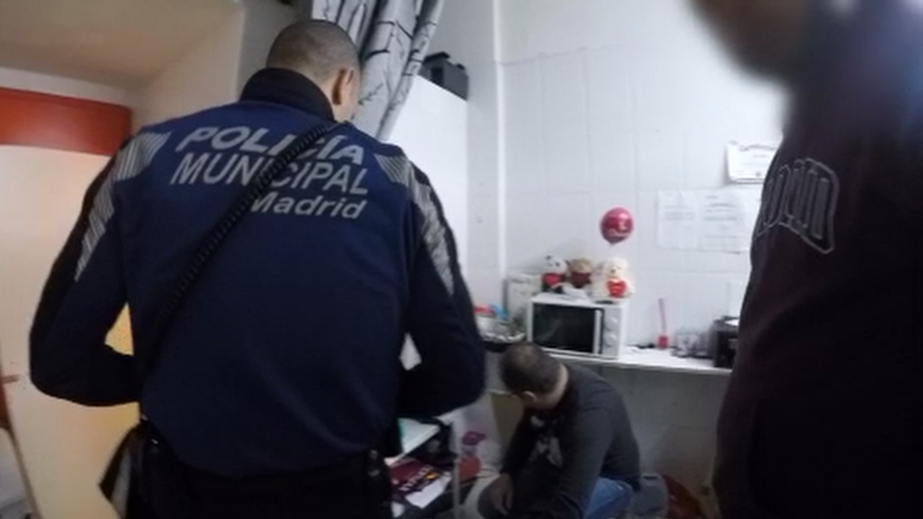 Acompañamos a la Policía Municipal de Madrid en una operación contra varios locutorios de Usera