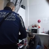 Acompañamos a la Policía Municipal de Madrid en una operación contra varios locutorios de Usera