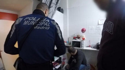 Acompañamos a la Policía Municipal de Madrid en una operación contra varios locutorios de Usera