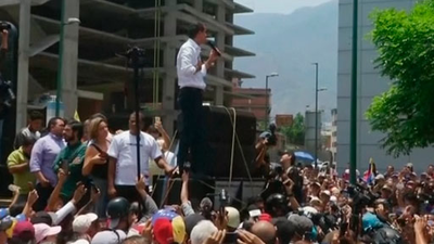 Guaidó reaparece en la manifestación de la oposición y llama a una huelga general progresiva
