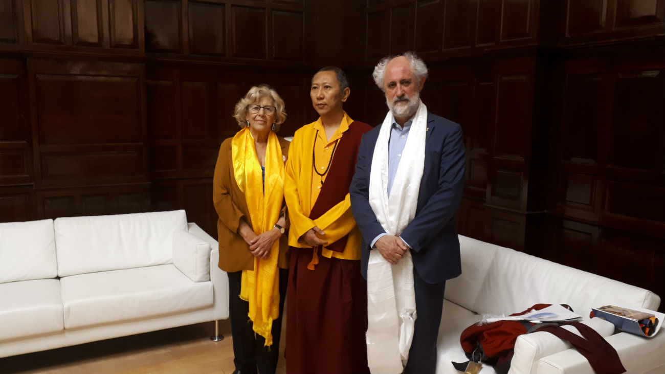 La alcaldesa recibe a Shyalpa Tenzin Rinpoche, impulsor del mayor santuario por la paz del mundo