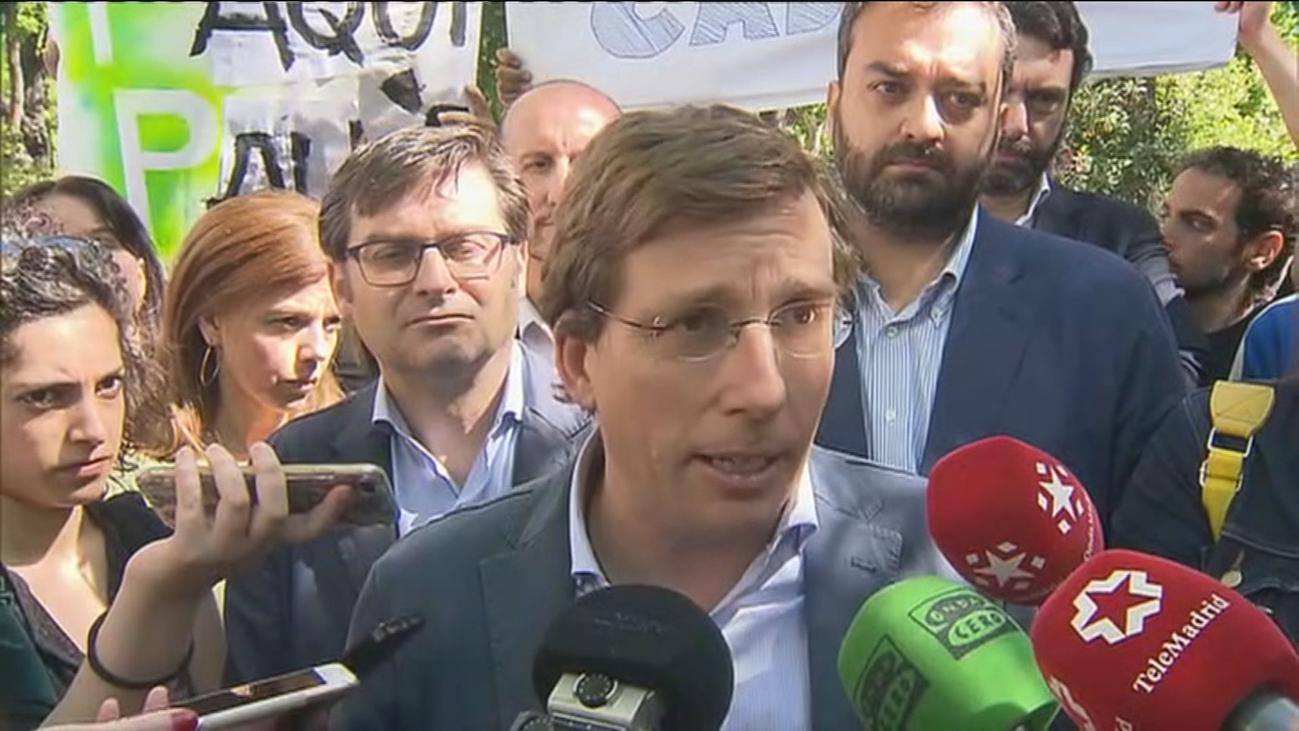 El colectivo que ocupa el edificio del Paseo del Prado monta un escrache a Almeida