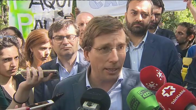 El colectivo que ocupa el edificio del Paseo del Prado monta un escrache a Almeida