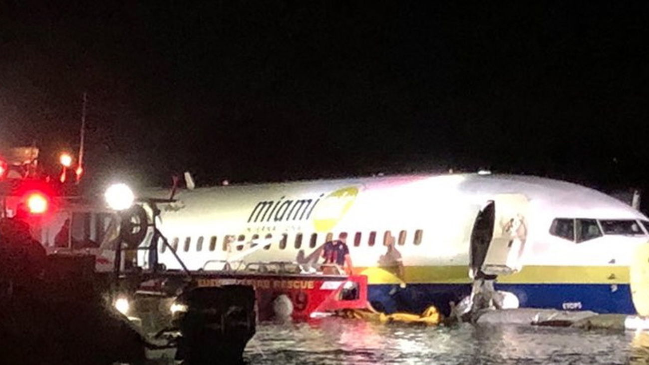 Un avión se sale de la pista y acaba en un río en Florida