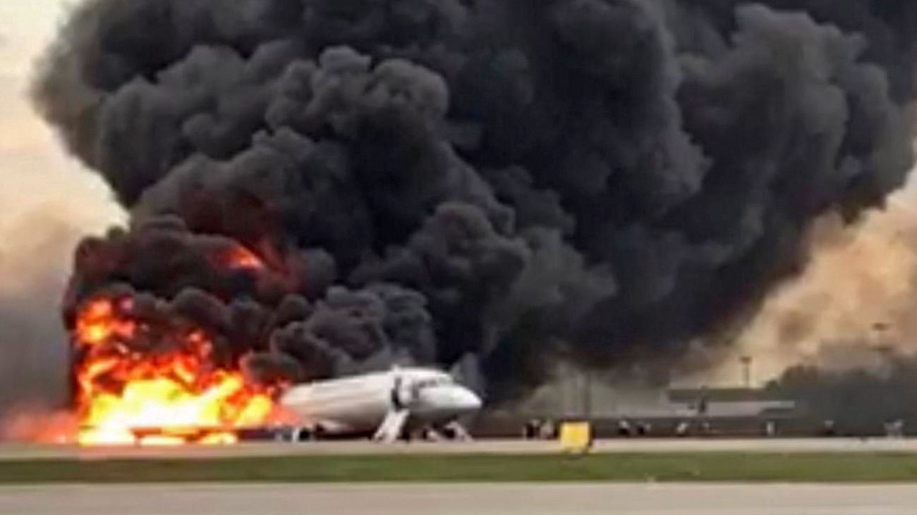 Un avión de pasajeros se incendia al aterrizar en un aeropuerto de Moscú