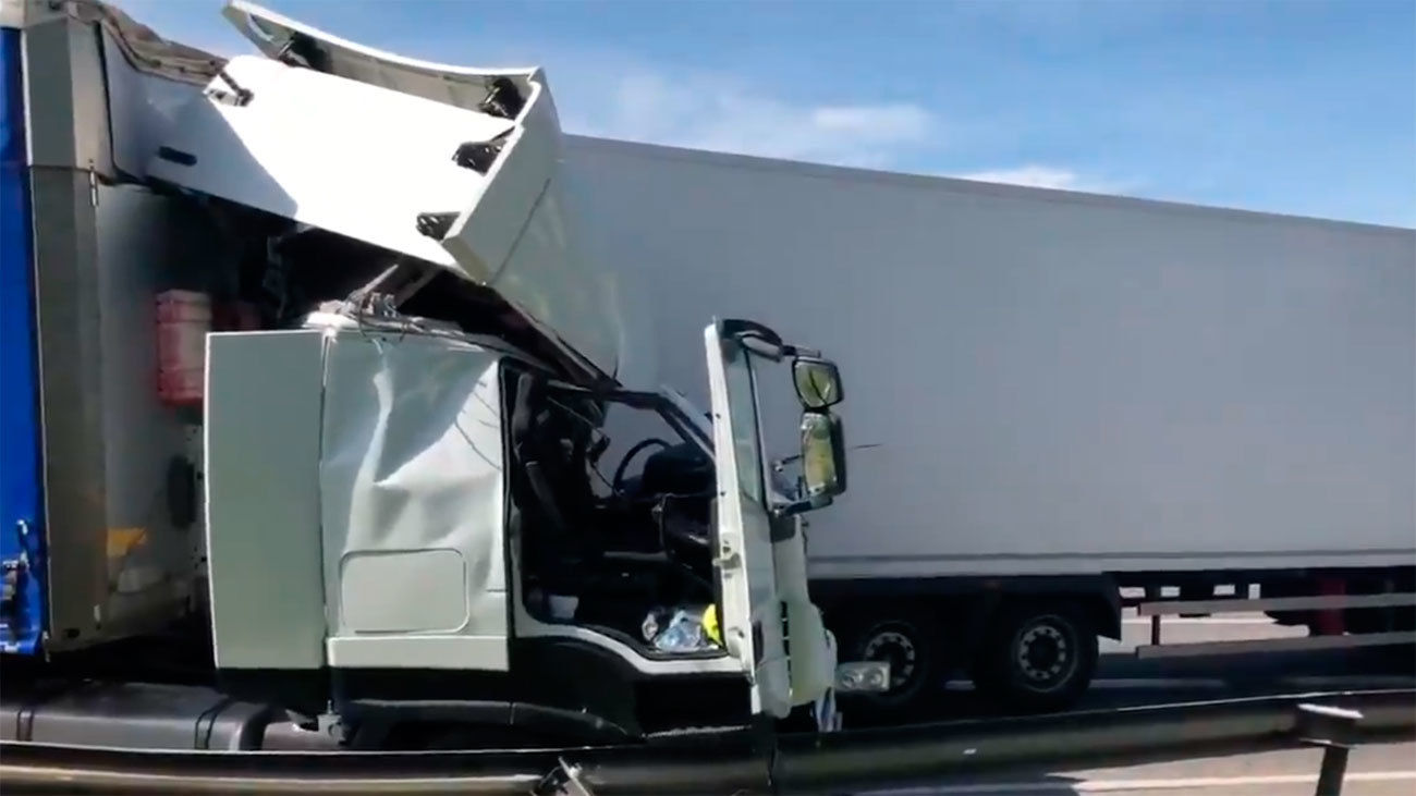 Herido grave tras colisionar 2 camiones en la A-2 a la altura de Torrejón de Ardoz