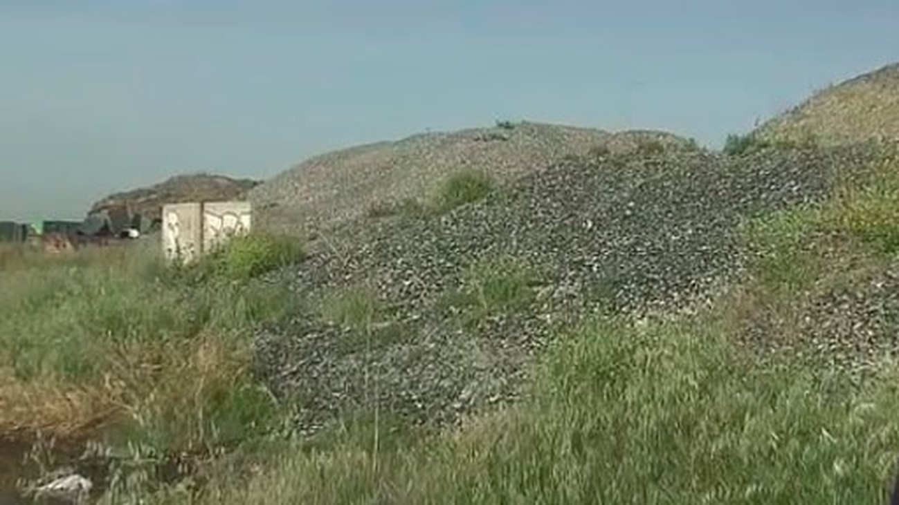 Denuncian una enorme ‘montaña’ de 80.000 toneladas de residuos de vidrio en Ajalvir