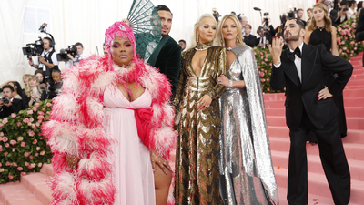 Excentricidad y estilo libre en una divertida gala del MET en Nueva York