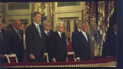 Felipe VI y don Juan Carlos, recibidos en Italia con el himno de Pemán
