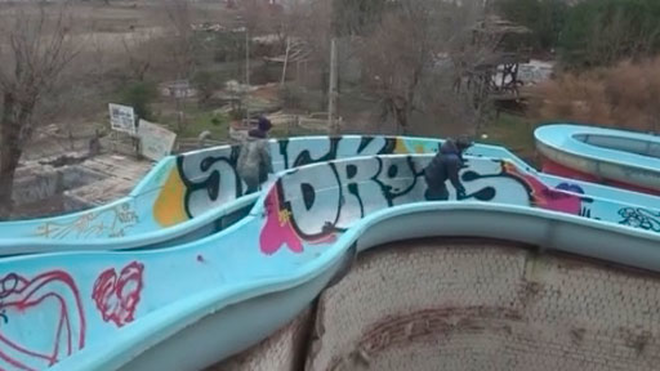 Juegos peligrosos de adolescentes en el parque cerrado de Aquasur en Aranjuez