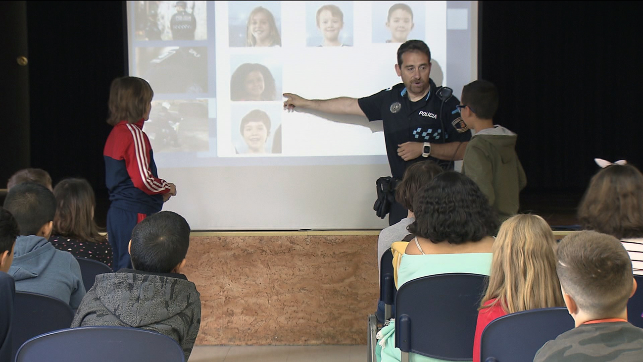 Charlas de la Policía contra la discriminación en colegios de Fuenlabrada