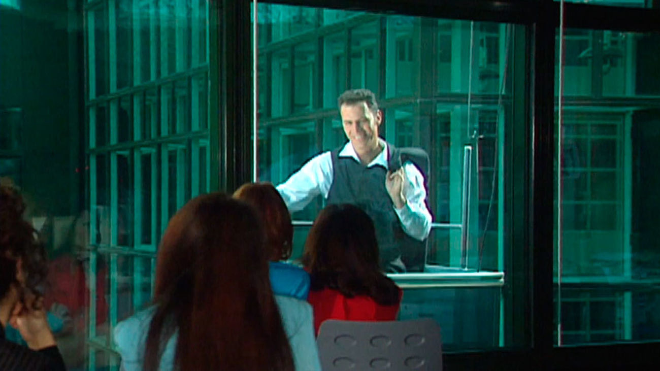 Carlos Lozano se pone sexy para presentar