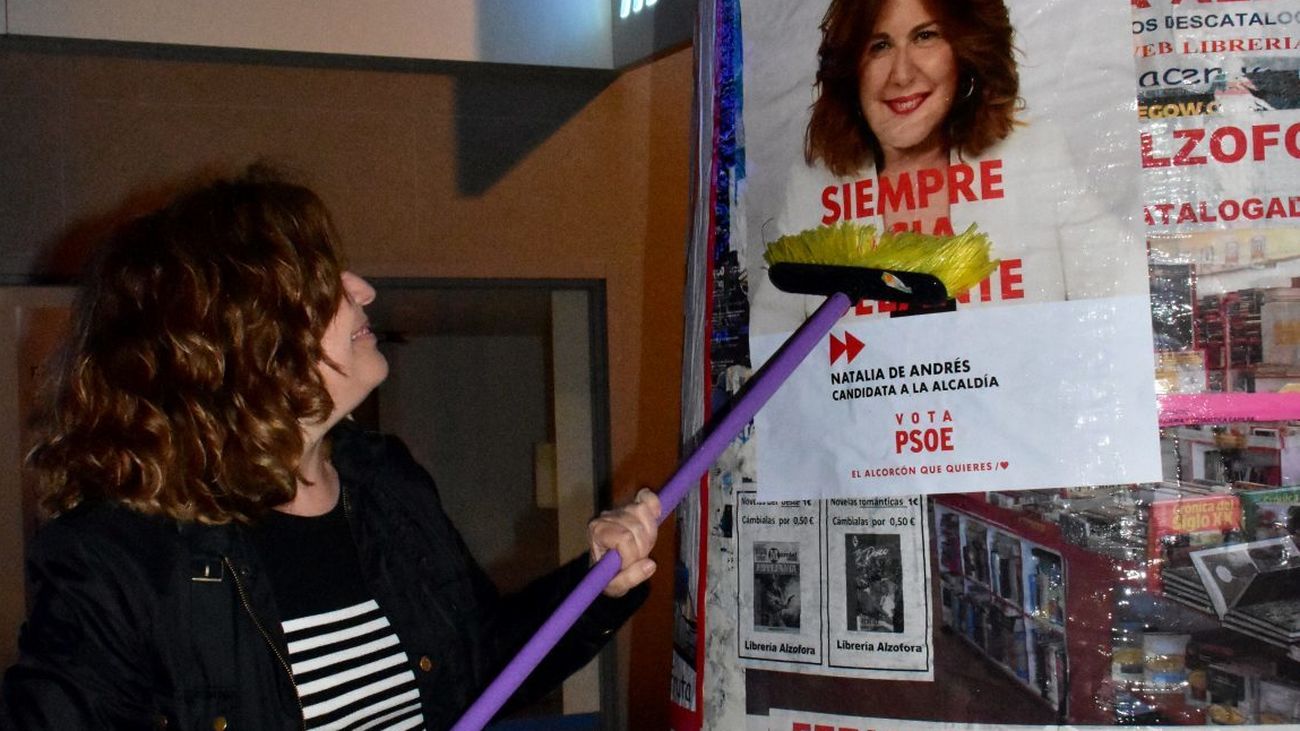 La candidata socialista a la Alcaldía de Alcorcón, Natalia de Andrés, durante la pegada de carteles