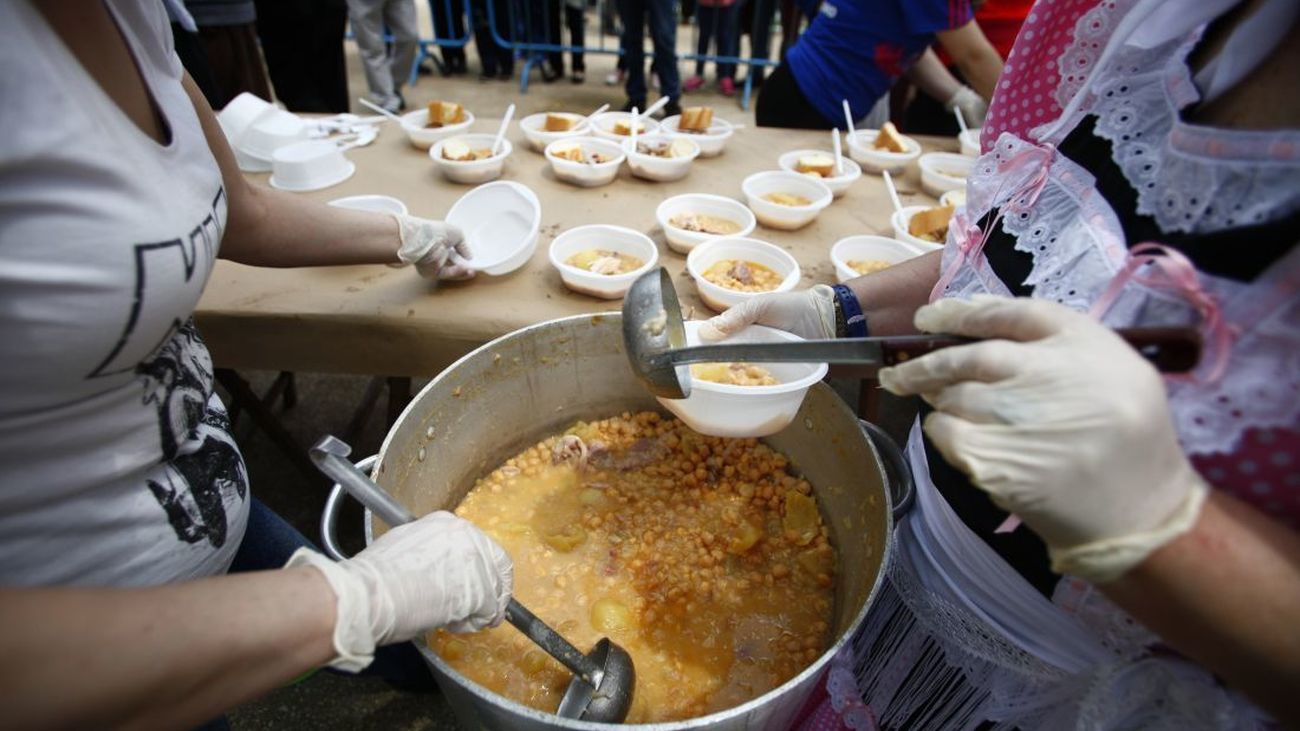 Reparto de cocido madrileño