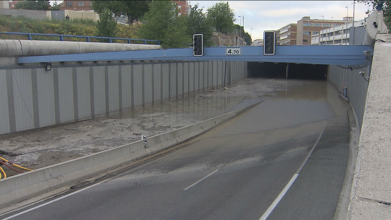Achicar el agua tras las inundaciones del túnel de la M-14 llevará días