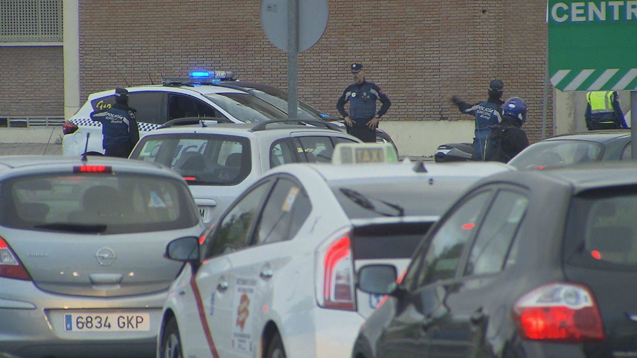 Viernes de atascos en los accesos al aeropuerto de Barajas tras la inundación en la M-14