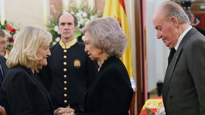 Los reyes eméritos visitan la capilla ardiente de Rubalcaba