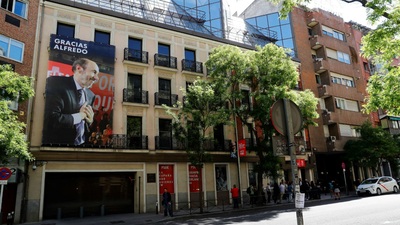El PSOE despliega una pancarta con la imagen de Rubalcaba en la fachada