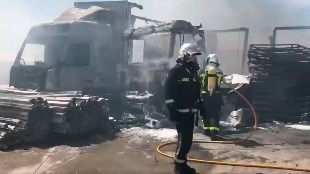 Arden por completo 15 vehículos en un incendio en un polígono de Loeches
