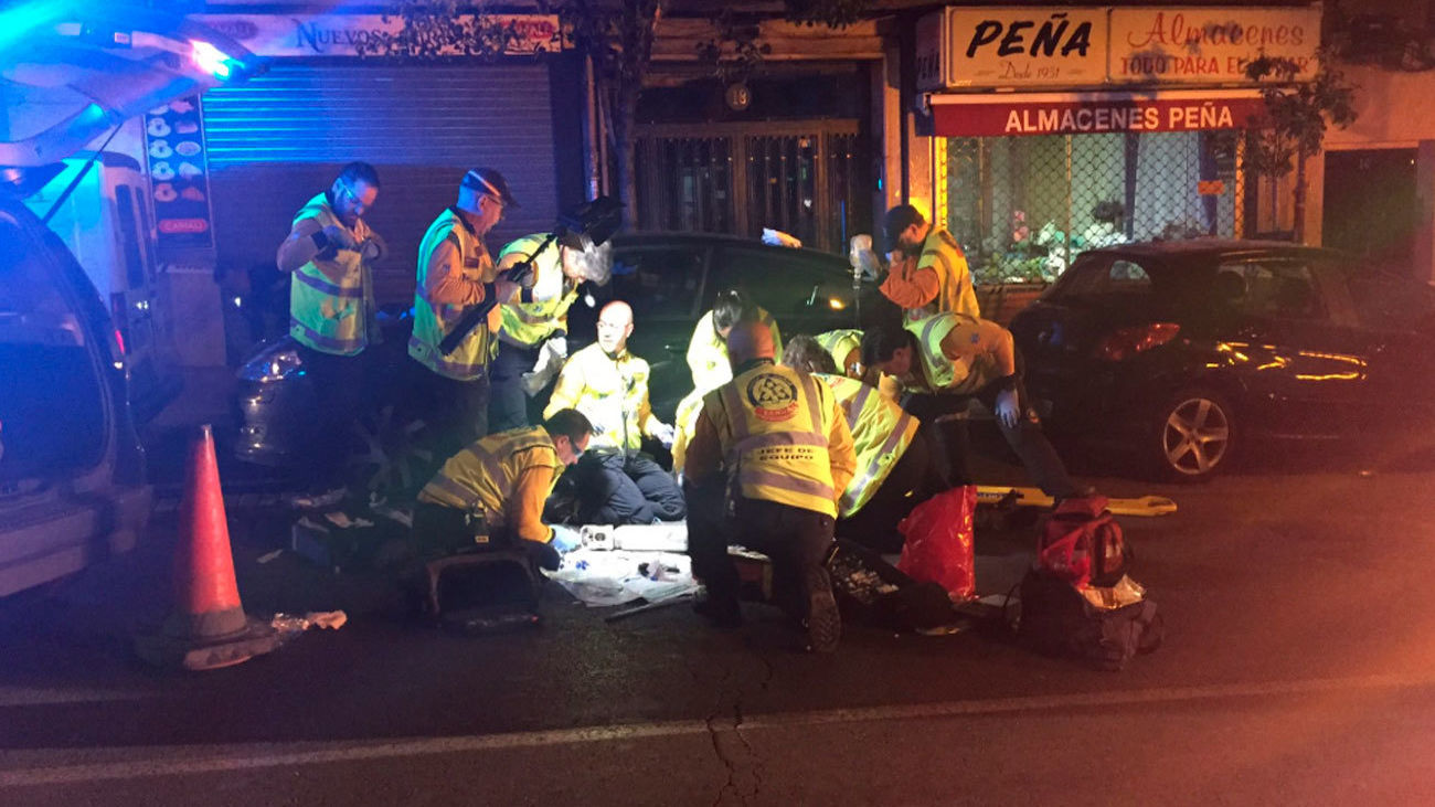 Los servicios de emergencia atienden a un varón atropellado en la calle Marcelo Usera