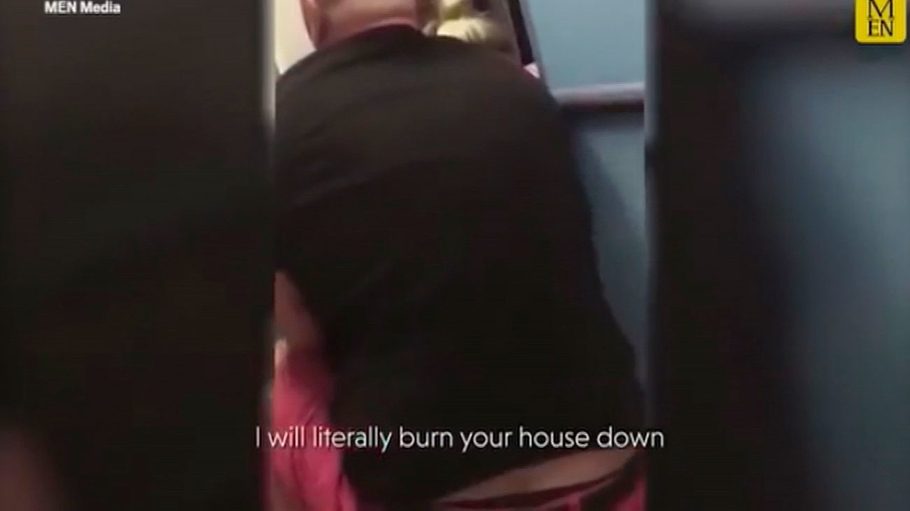 Un pasajero intenta abrir la puerta de un avión en pleno vuelo a Canarias