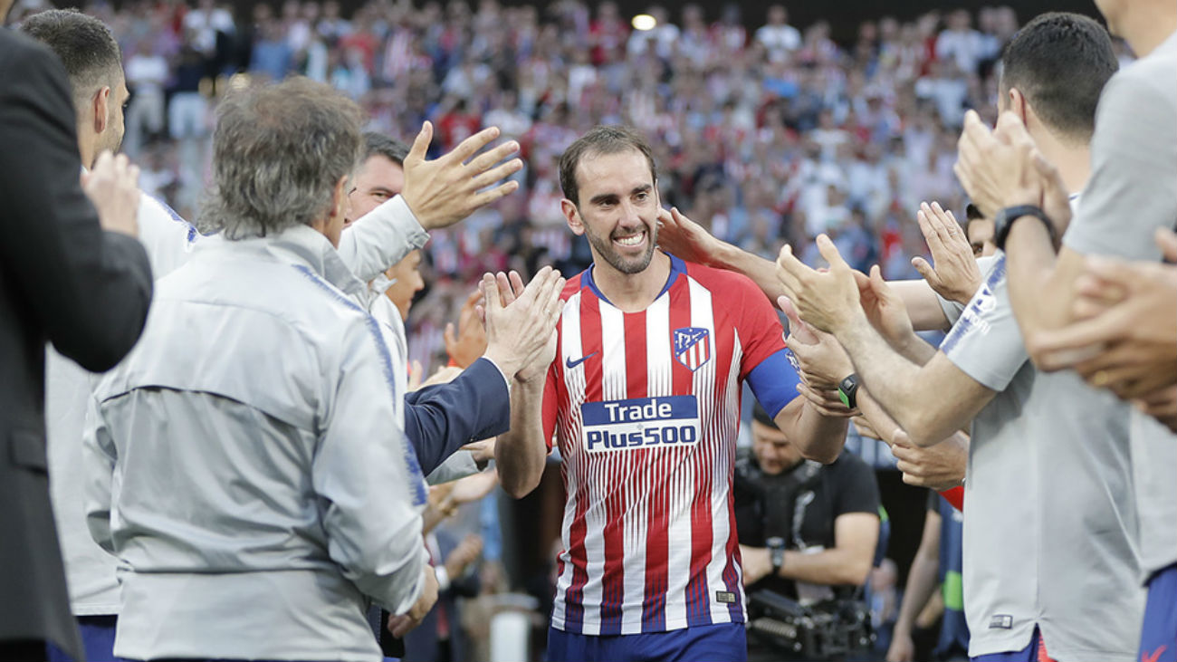 Godín recibe, emocionado, el cariño de su afición