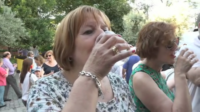Beber agua del santo, una tradición de las Fiestas de San Isidro