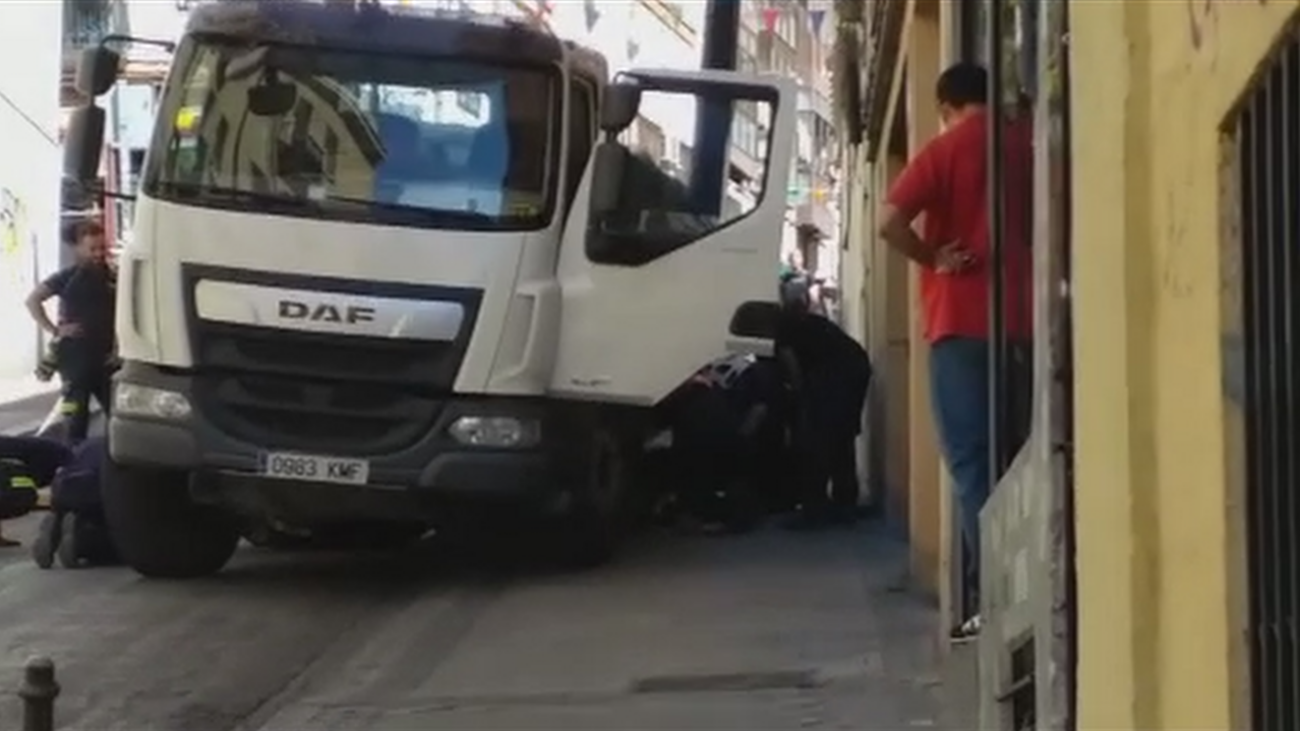 Un socavón se traga un camión en Lavapiés